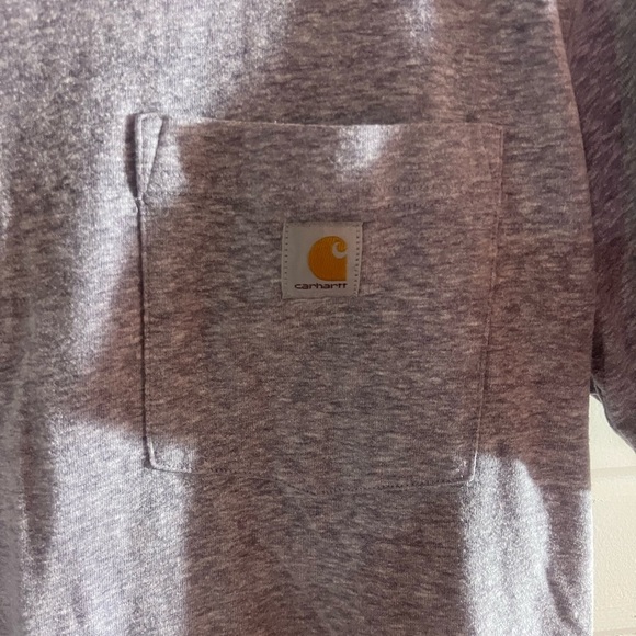 Woman’s carhartt top - Picture 3 of 4